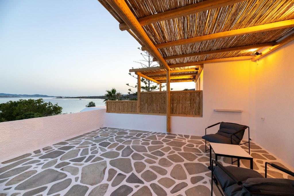 Двухместный (Улучшенный двухместный номер с 1 кроватью или 2 отдельными кроватями и видом на море) отеля Omilos Beachfront House, Парика