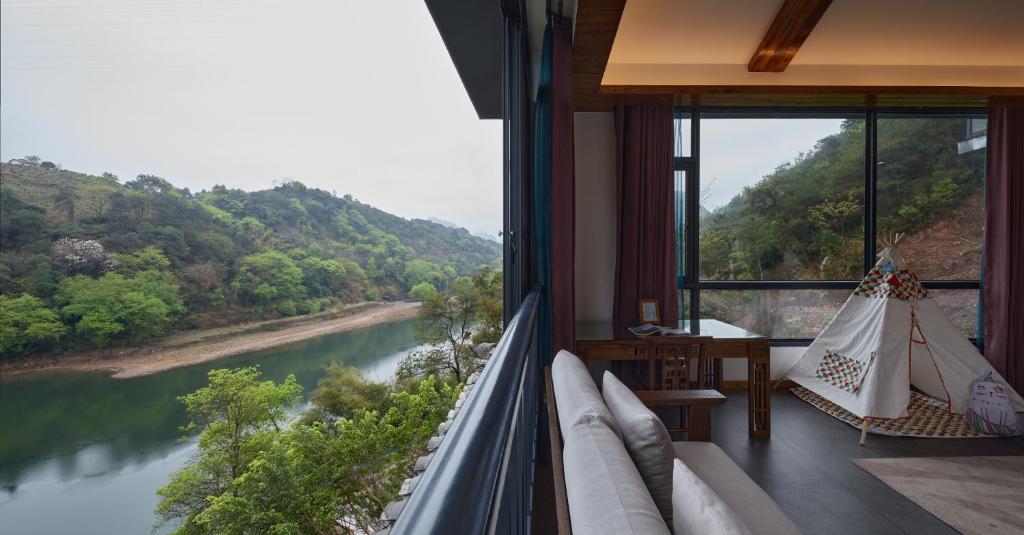 Семейный (Семейный люкс «270°» с видом на реку), Li River Resort