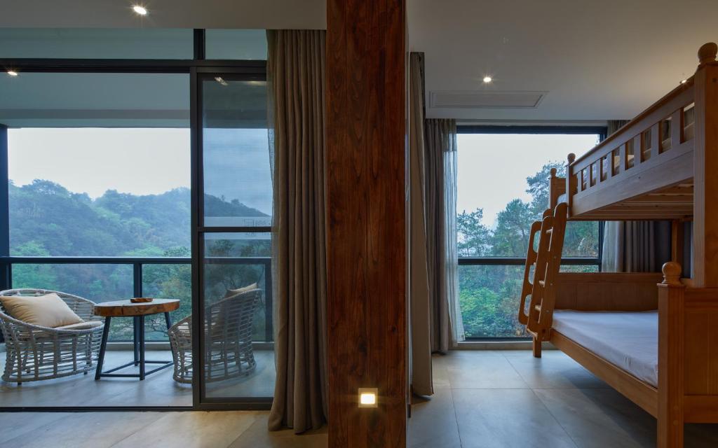 Семейный (Семейный номер с видом на горы) отеля Li River Resort, Яншо