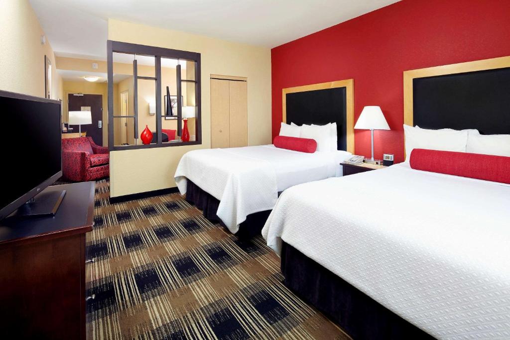 Сьюит (Двухместный люкс с кроватью размера «queen-size» - Для некурящих) отеля Cambria Hotel Miami Airport - Blue Lagoon, Майами