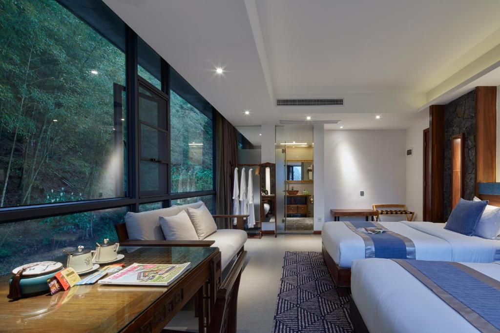 Трехместный (Стандартный номер Bamboo Forest для 2 родителей и 1 ребенка) отеля Li River Resort, Яншо