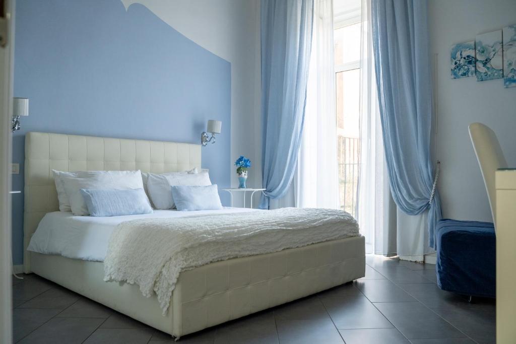 Двухместный (Двухместный номер с 1 кроватью и собственной ванной комнатой) отеля Sotto le Stelle ai Decumani, Неаполь