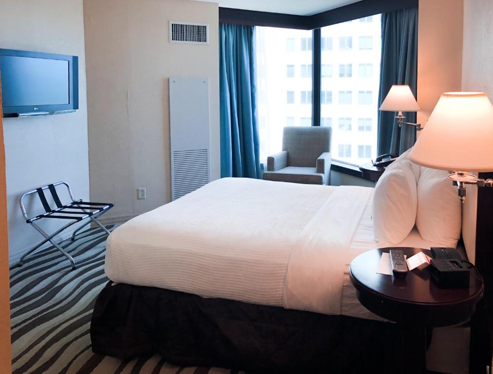 Сьюит (Люкс с кроватью размера «king-size») отеля Fort Pontchartrain Detroit, a Wyndham Hotel, Детройт