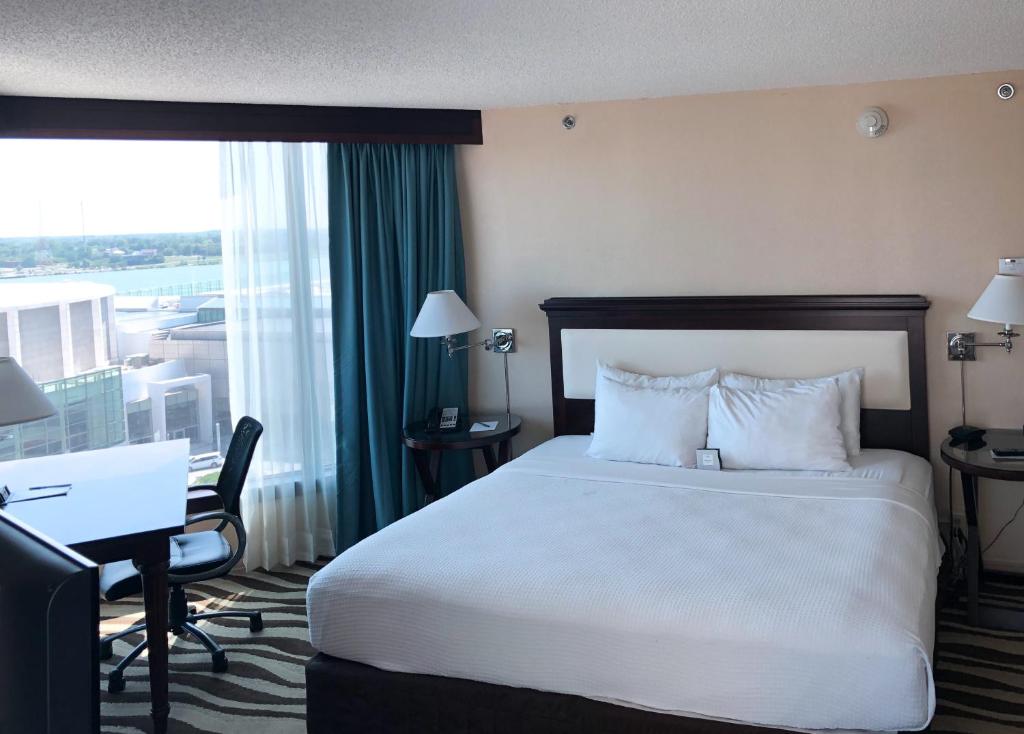 Двухместный (Номер с кроватью размера «king-size» и видом на реку) отеля Fort Pontchartrain Detroit, a Wyndham Hotel, Детройт