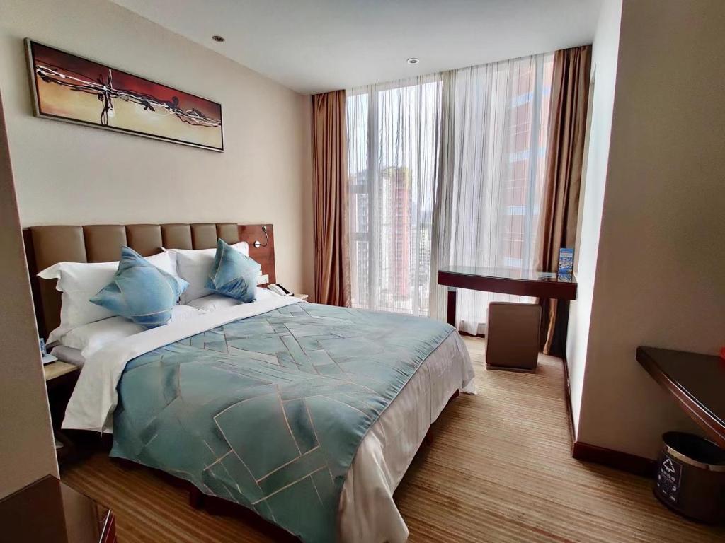 Двухместный (Номер Делюкс с кроватью размера «queen-size» и видом на город) отеля L Hotels Changsheng Branch, Чжухай