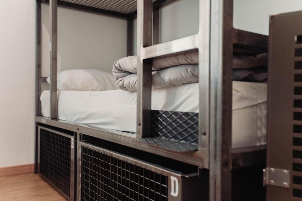 Номер (Кровать в общем 6-местном номере для мужчин и женщин) хостела Ostello Bello Grande, Милан