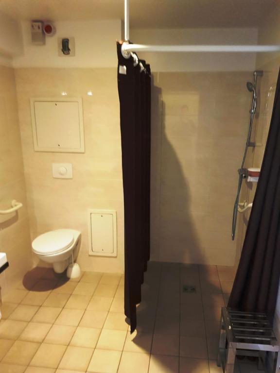 Двухместный (Двухместный номер с 2 отдельными кроватями и душем - Приспособлен для гостей с ограниченными физическими возможностями) отеля Auberge de la Baie, Мон-сен-Мишель