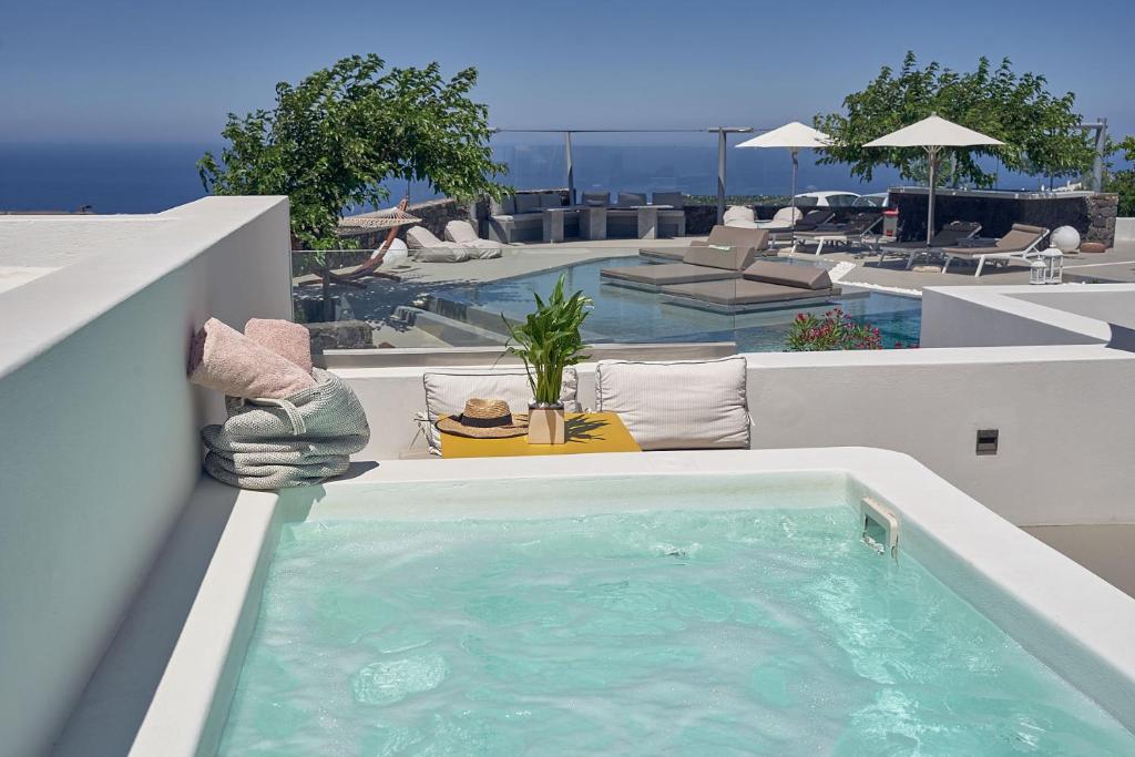 Сьюит (Люкс с гидромассажной ванной и видом на море) апарт-отеля Nova Luxury Suites, Пиргос (Эгейские острова)