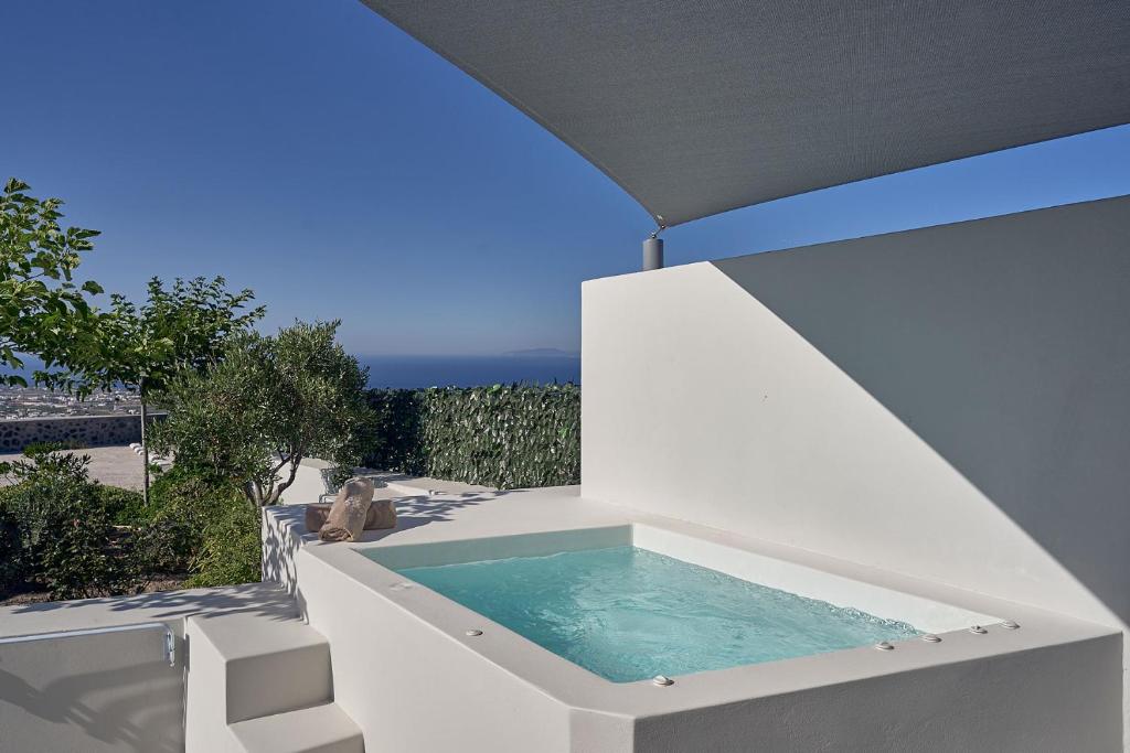 Сьюит (Полулюкс с гидромассажной ванной и частичным видом на море) апарт-отеля Nova Luxury Suites, Пиргос (Эгейские острова)