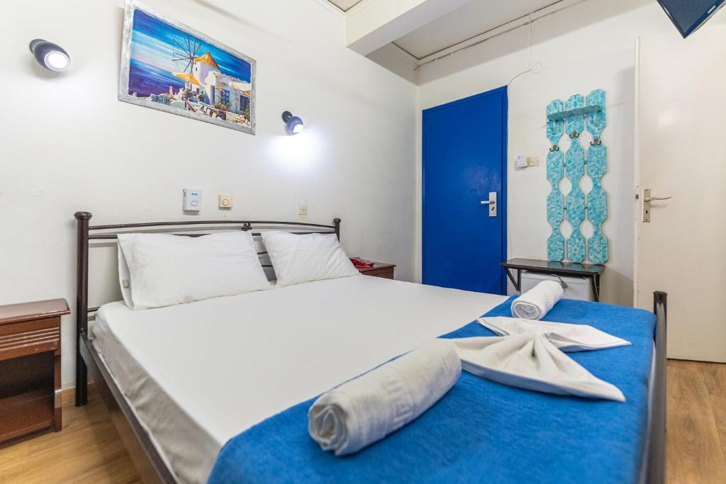 Двухместный (Двухместный номер эконом-класса с 1 кроватью или 2 отдельными кроватями и собственной ванной комнатой (2 взрослых)) отеля Sparta Team Hotel, Афины