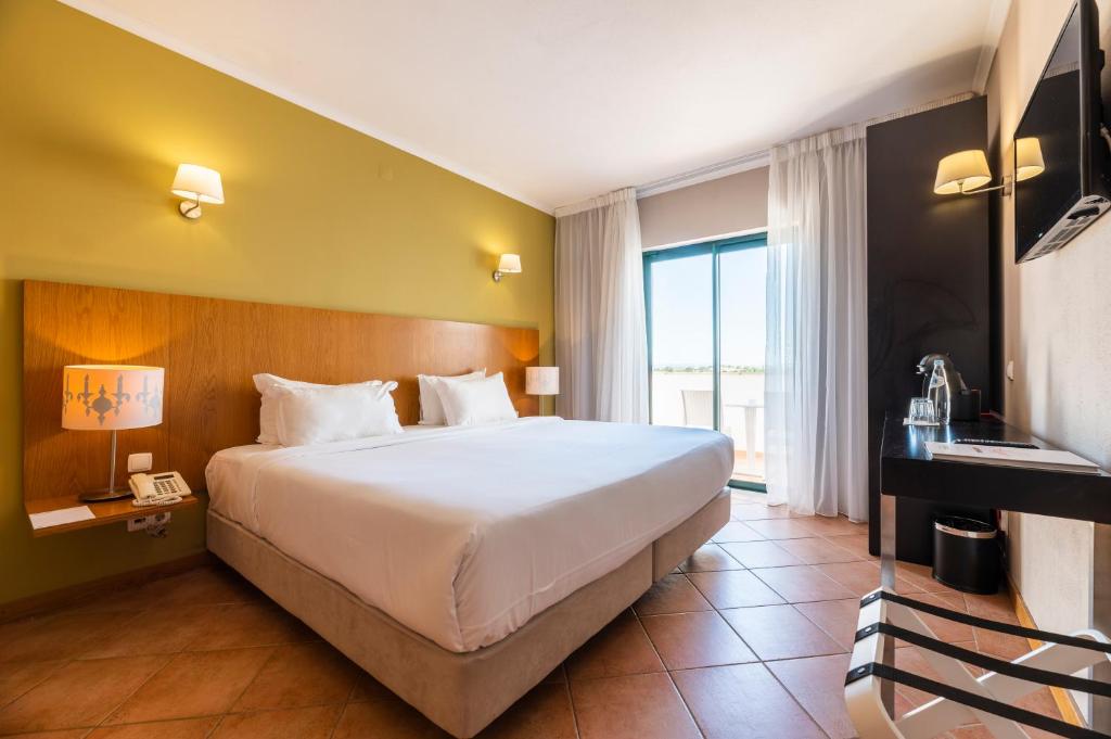 Двухместный (Классический двухместный номер с 1 кроватью или 2 отдельными кроватями) курортного отеля Vale d'El Rei Resort, Карвуэйру