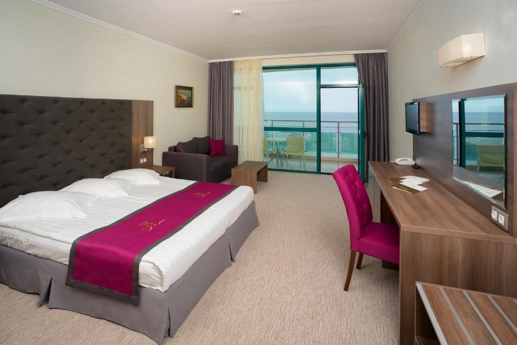 Двухместный (Двухместный номер с 1 кроватью или 2 отдельными кроватями, вид на море (для 2 взрослых и 1 ребенка в возрасте до 12 лет)) отеля Marina Grand Beach Hotel All Inclusive, Золотые Пески