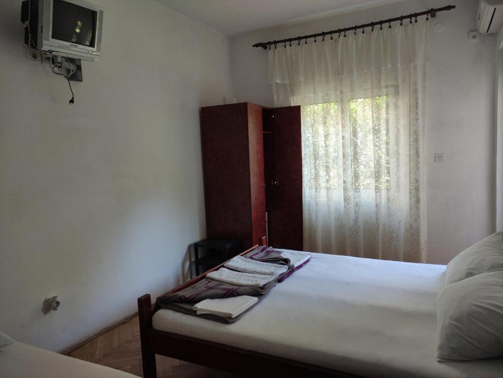 Трехместный (Трехместный номер с общей ванной комнатой) гостевого дома Rooms Kuljic, Будва