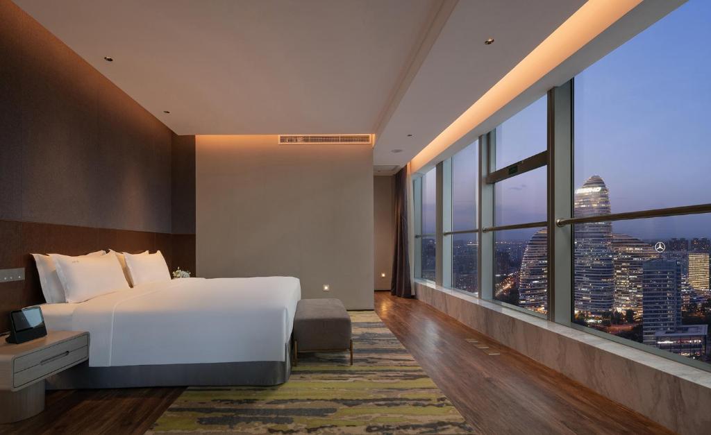 Сьюит (1King Ste Additional Living Area SmartRm) отеля Holiday Inn Beijing Focus Square, Пекин