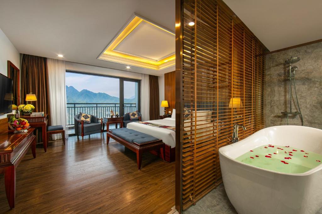 Двухместный (Двухместный номер Делюкс с 1 кроватью или 2 отдельными кроватями и балконом) отеля Bamboo Sapa Hotel, Сапа