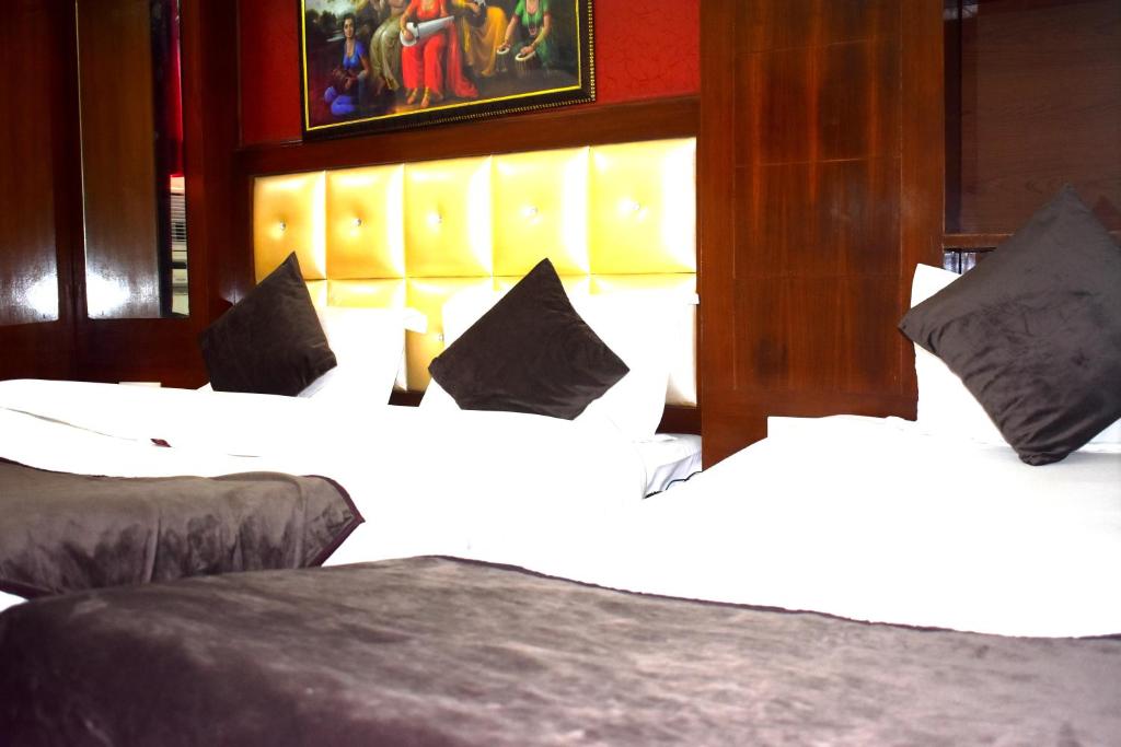 Трехместный (Трехместный номер Делюкс) отеля Hotel Kama Palace, Нью-Дели
