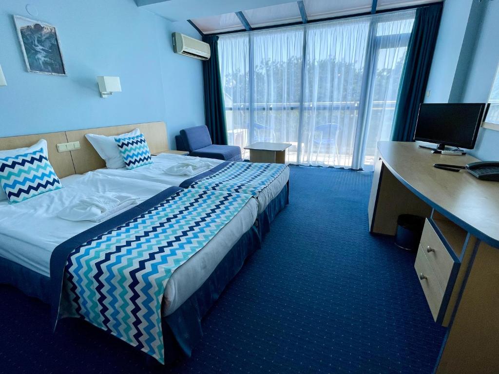 Двухместный (Стандартный двухместный номер с 1 кроватью или 2 отдельными кроватями и дополнительной кроватью (для 2 взрослых и 1 ребенка)) отеля Holiday Park Hotel - All Inclusive, Золотые Пески