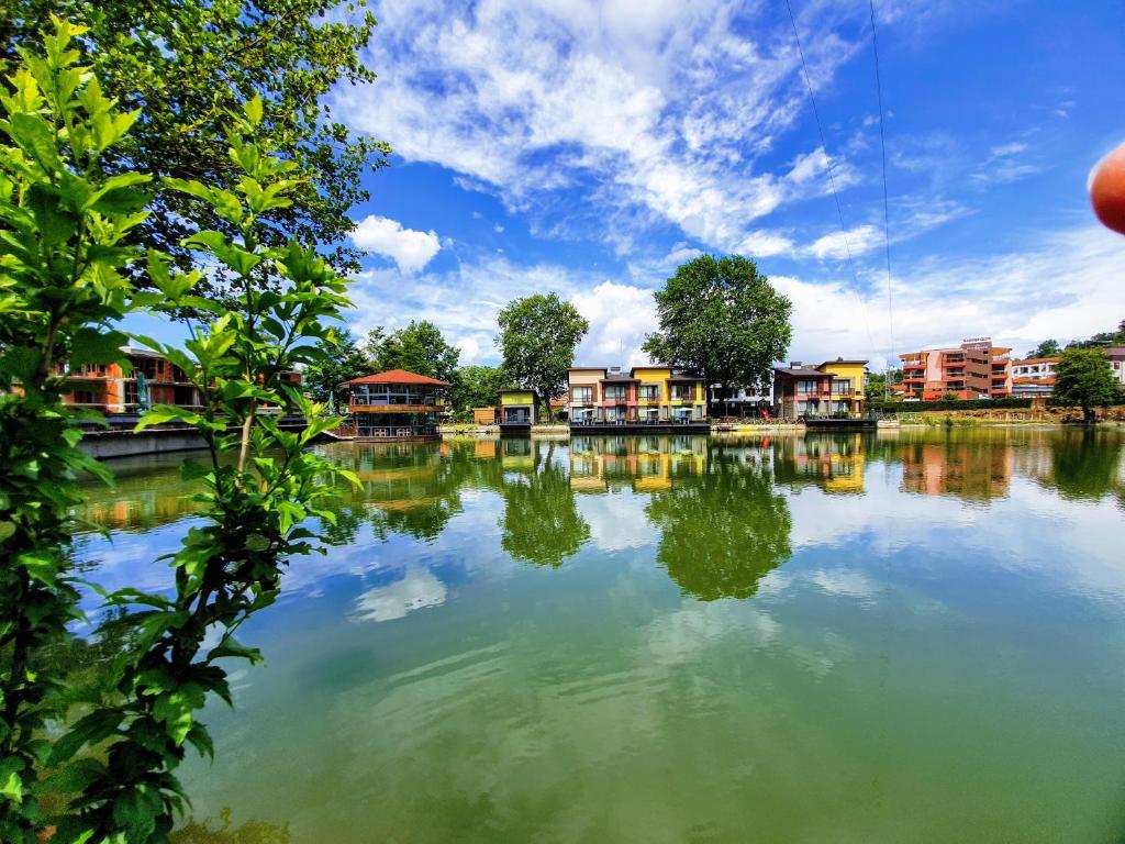 Номер (Дом для отпуска), Waterside Houses