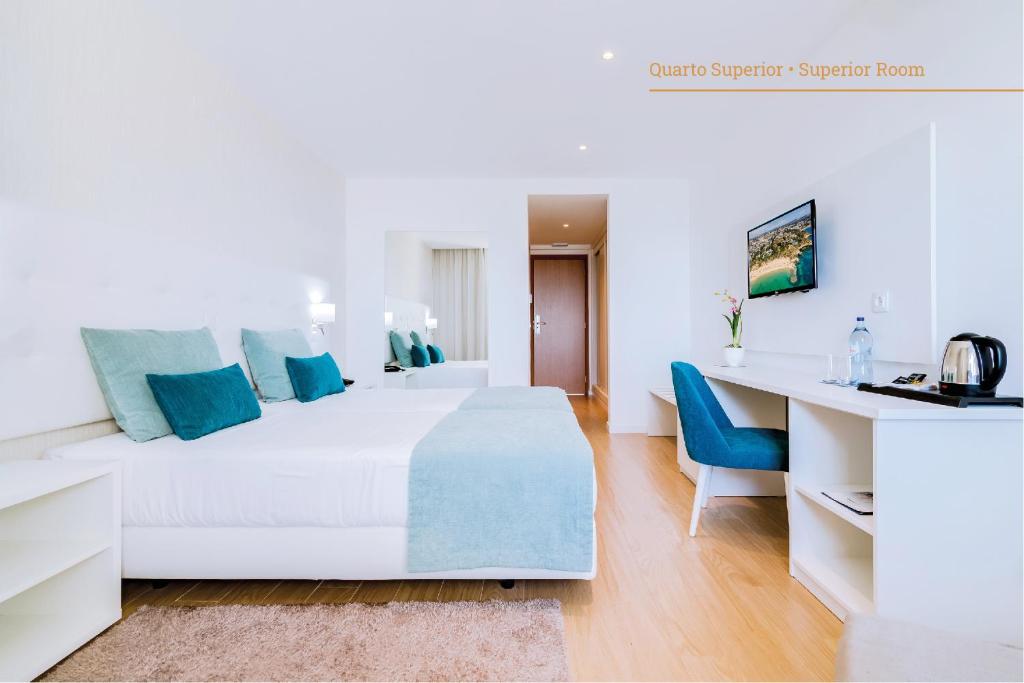 Двухместный (Улучшенный двухместный номер с 2 отдельными кроватями (для 2 взрослых и 1 ребенка)) отеля Auramar Beach Resort, Албуфейра