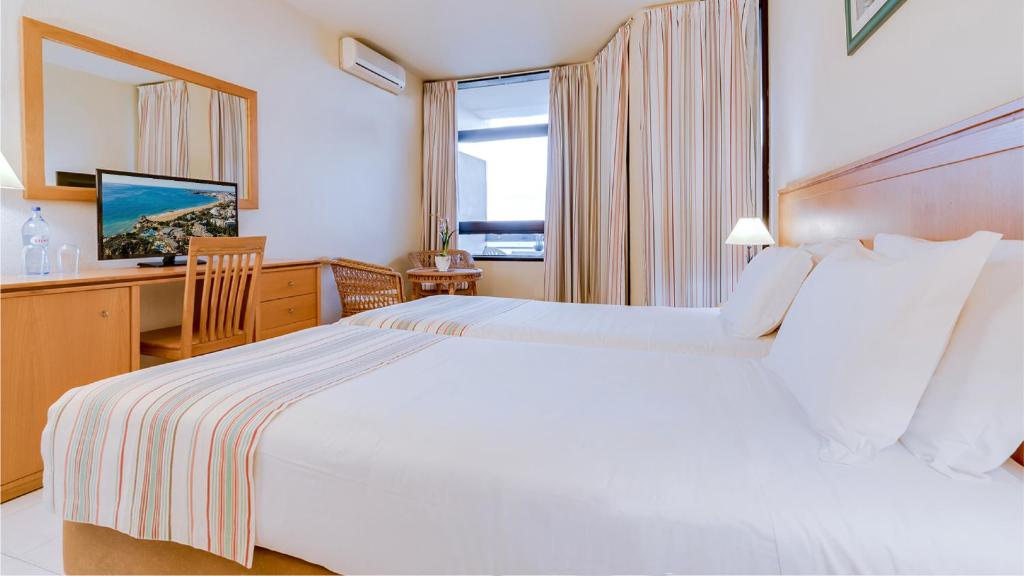 Двухместный (Двухместный номер с 2 отдельными кроватями (для 2 взрослых и 1 ребенка)) отеля Auramar Beach Resort, Албуфейра