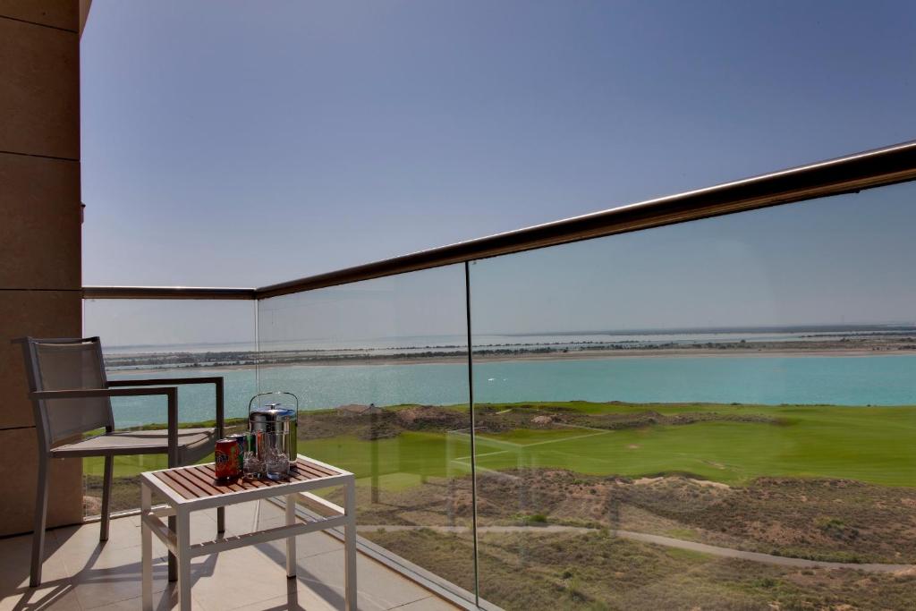 Двухместный (Улучшенный номер с балконом и видом на море) отеля Park Inn by Radisson Abu Dhabi Yas Island, Абу-Даби