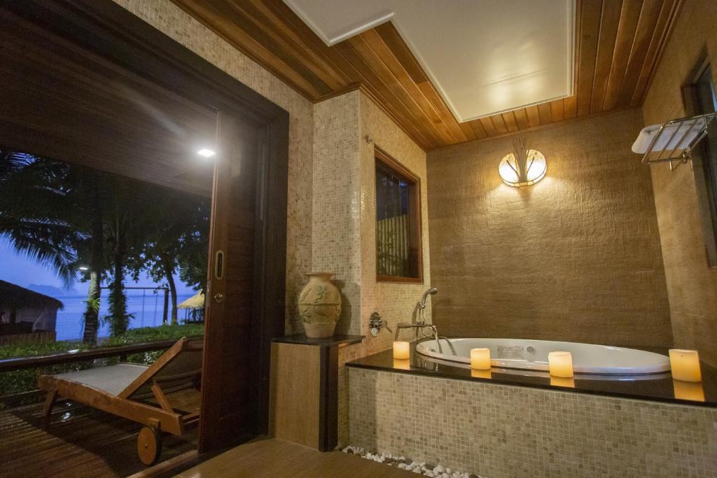 Двухместный (Номер Делюкс с гидромассажной ванной) курортного отеля Tup Kaek Sunset Beach Resort, Краби