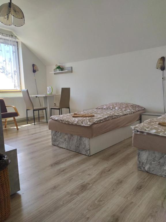 Двухместный (Двухместный номер с 2 отдельными кроватями и общей ванной комнатой) гостевого дома Penzion Renata, Тршебонь