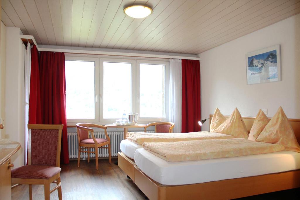 Двухместный (Двухместный номер Делюкс с 2 отдельными кроватями и балконом, вид на гору Эйгер) отеля Hotel Eigerblick, Гриндельвальд