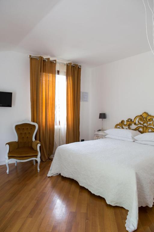Двухместный (Двухместный номер «Комфорт» с 1 кроватью «Золотой») отеля Da Noi Due, Бергамо