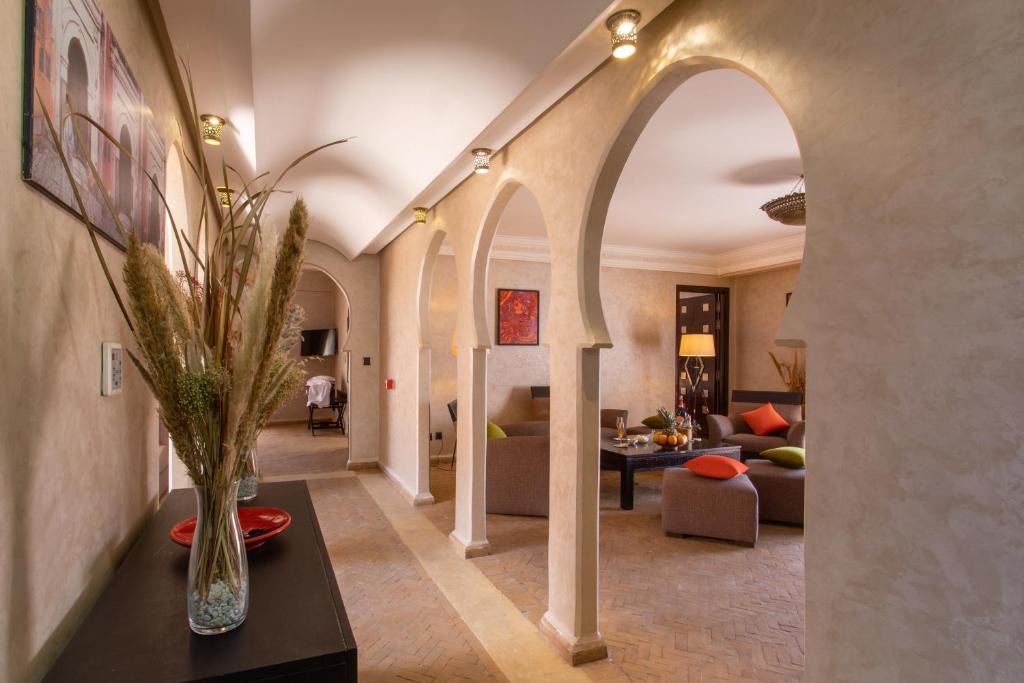Четырехместный (Роскошный четырехместный номер) отеля Dellarosa Hotel Suites & Spa, Марракеш