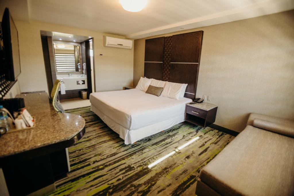Двухместный (Улучшенный номер с кроватью размера «king-size») отеля Hotel Calafia, Мехикали