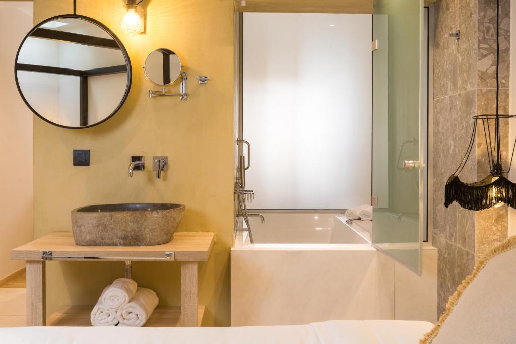 Сьюит (Люкс с кроватью размера «king-size» и гидромассажной ванной) отеля Cressa Mystique Suites - Adults Only, Ретимно, Крит