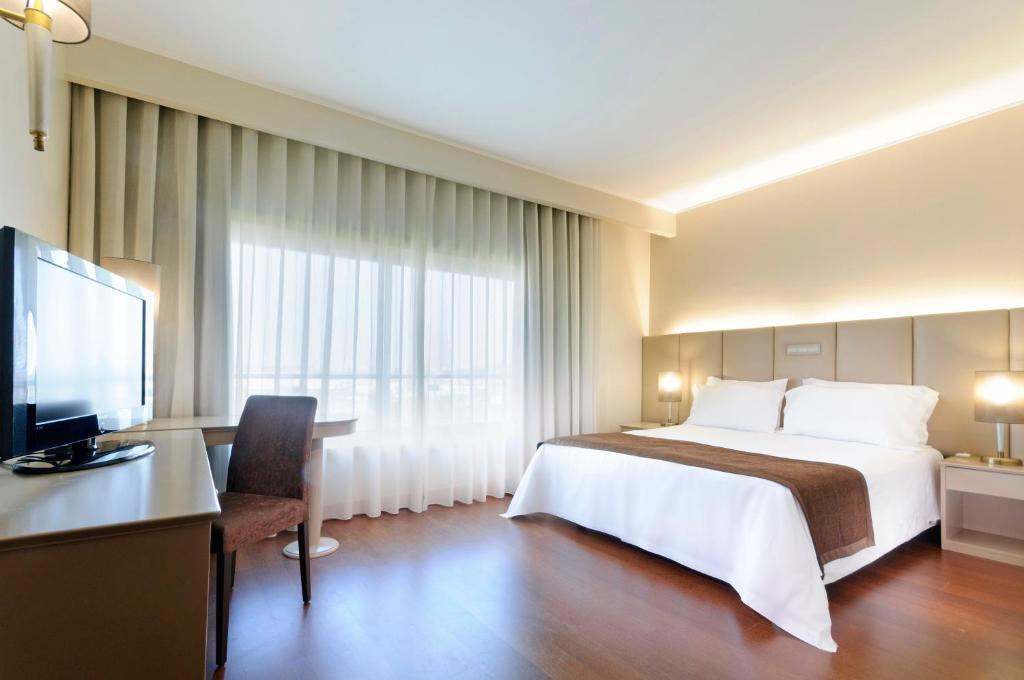 Двухместный (Двухместный номер с 1 кроватью или 2 отдельными кроватями и видом на бассейн) отеля TRYP Porto Expo Hotel, Порту