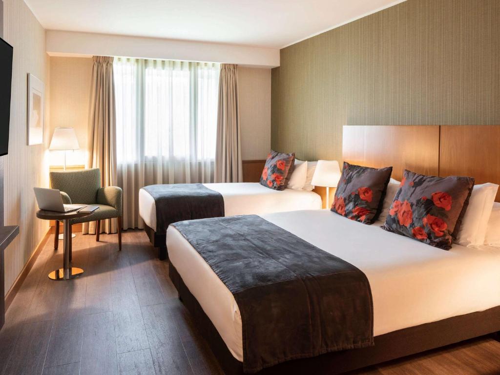 Двухместный (Стандартный номер с 1 двуспальной и 1 односпальной кроватями.) отеля Hotel Mercure Porto Gaia, Вила-Нова-ди-Гая