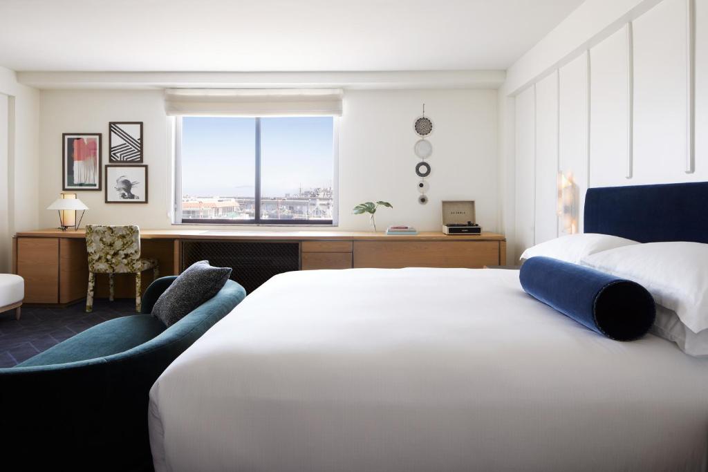 Двухместный (Premium Spa King Room with Alcatraz Views), Kimpton Alton Hotel, an IHG Hotel