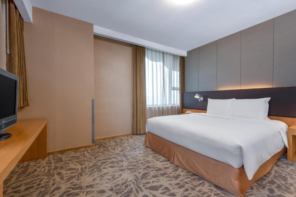 Сьюит (Стандартный двухместный люкс с 1 кроватью), Holiday Inn Express Beijing Minzuyuan