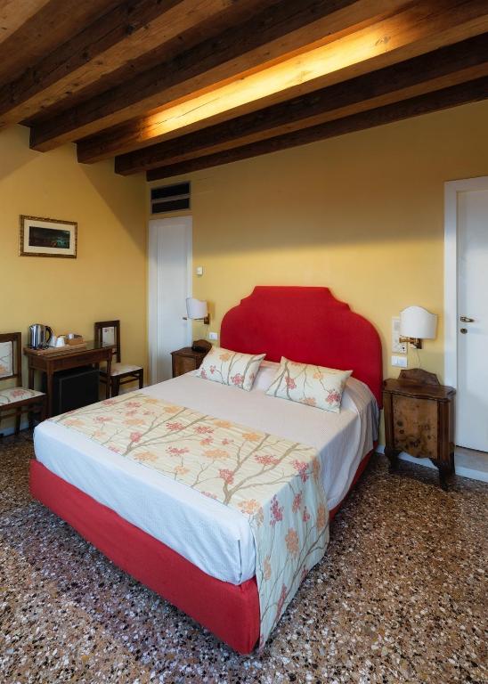 Двухместный (Улучшенный двухместный номер с 1 кроватью и видом на канал) отеля Locanda Ai Santi Apostoli, Венеция