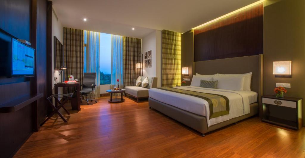 Сьюит (Vivanta Suite Room) отеля The Gateway Hotel Airport Garden by Taj, Негомбо