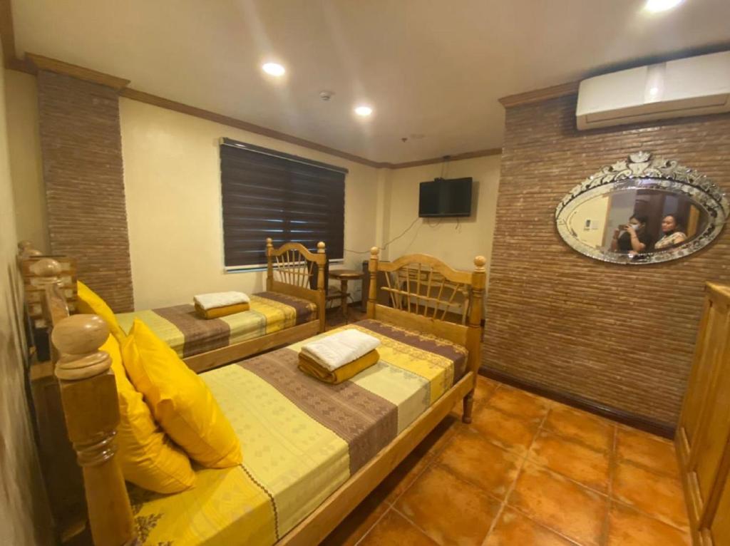 Двухместный (Стандартный двухместный номер с 2 отдельными кроватями) отеля RedDoorz near SM San Lazaro Manila, Манила