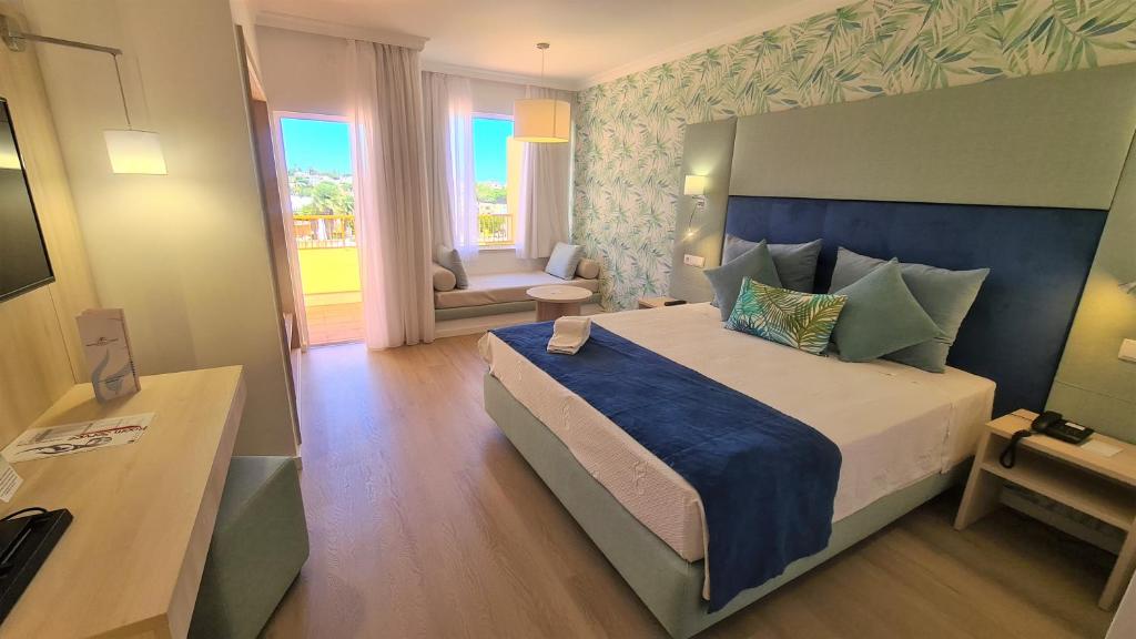 Двухместный (Улучшенный двухместный номер с 1 кроватью или 2 отдельными кроватями, вид на море или бассейн) отеля Hotel Baia Cristal Beach & Spa Resort, Карвуэйру