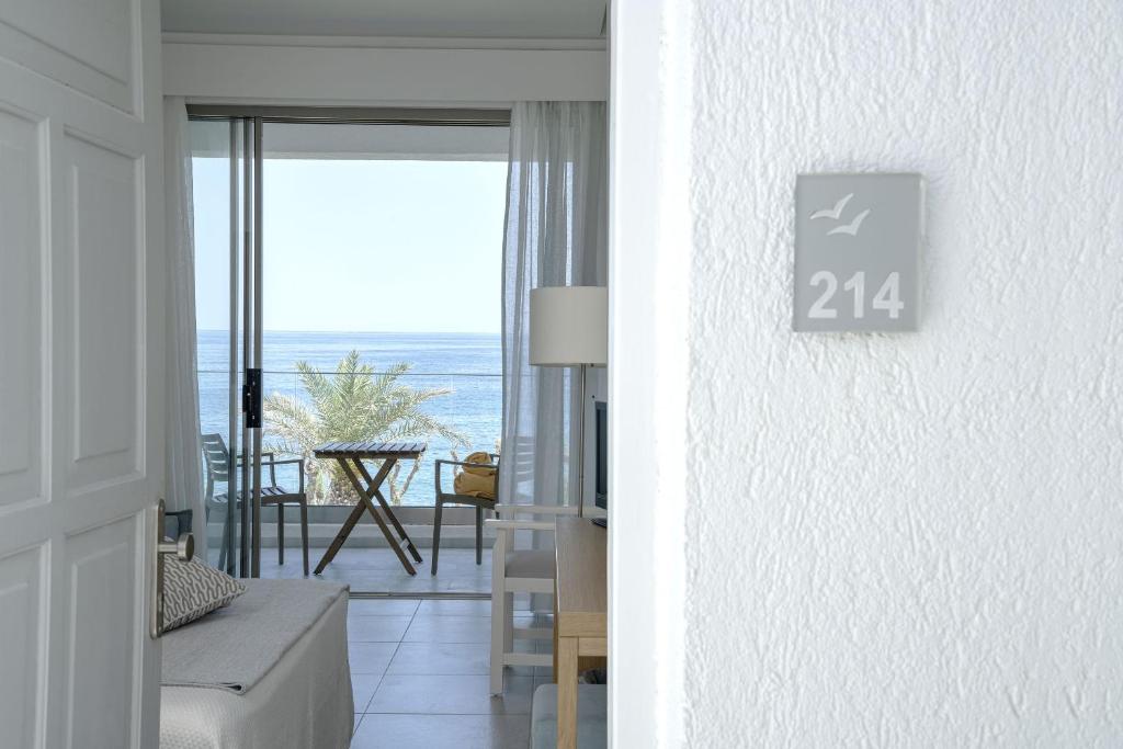 Двухместный (Улучшенный двухместный номер с 1 кроватью или 2 отдельными кроватями и прямым видом на море) отеля Maritimo Beach Hotel, Сисси
