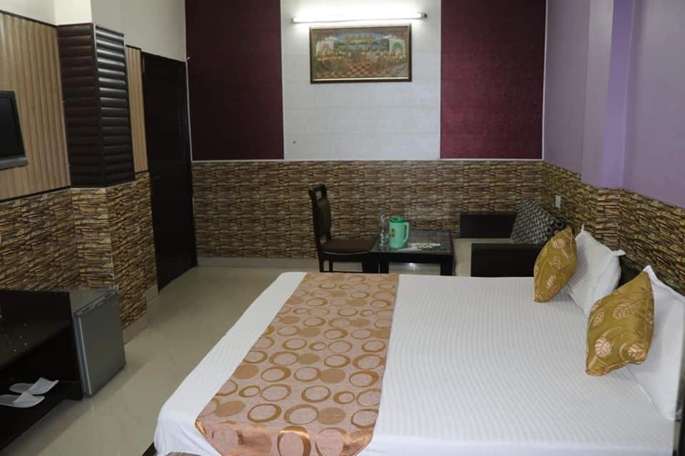Двухместный (Стандартный двухместный номер с 1 кроватью) отеля Hotel Krishna Residency, Амритсар