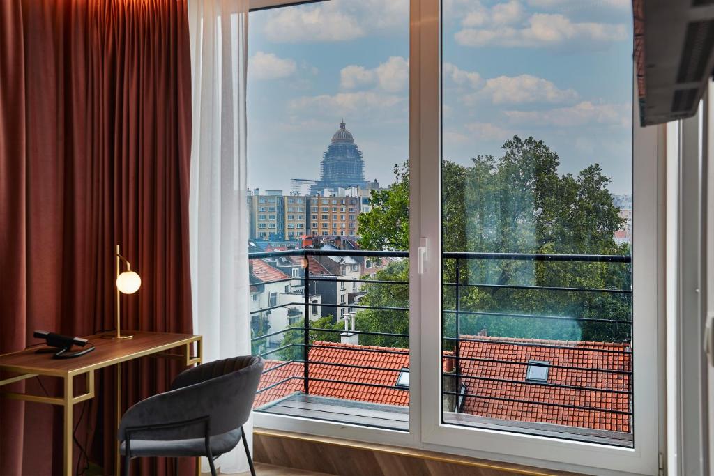 Двухместный (Двухместный номер Делюкс с 1 кроватью и балконом) отеля The Pantone Hotel Brussels, Брюссель