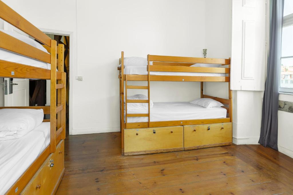 Номер (Кровать в общем 4-местном номере для мужчин и женщин) хостела Rossio Hostel, Лиссабон