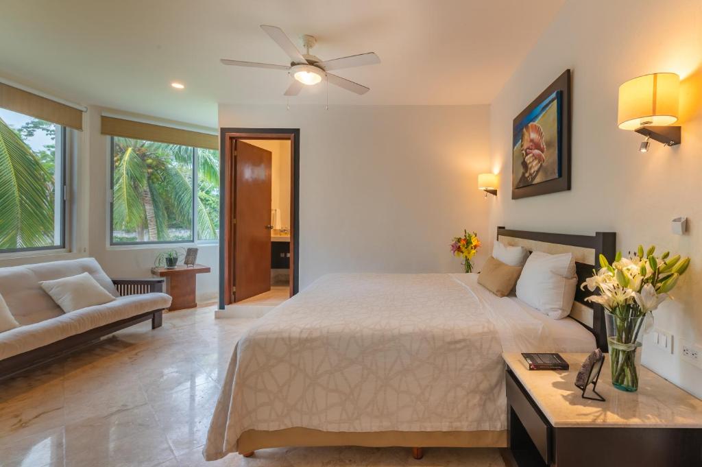 Двухместный (Улучшенный двухместный номер с 1 кроватью) отеля Villa Palmeras, Канкун