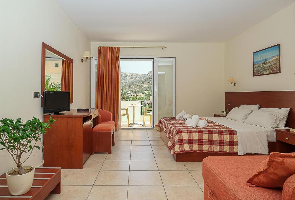 Трехместный (Стандартный трехместный номер с видом на сад и бассейн) отеля Calypso Hotel, Матала (Крит)