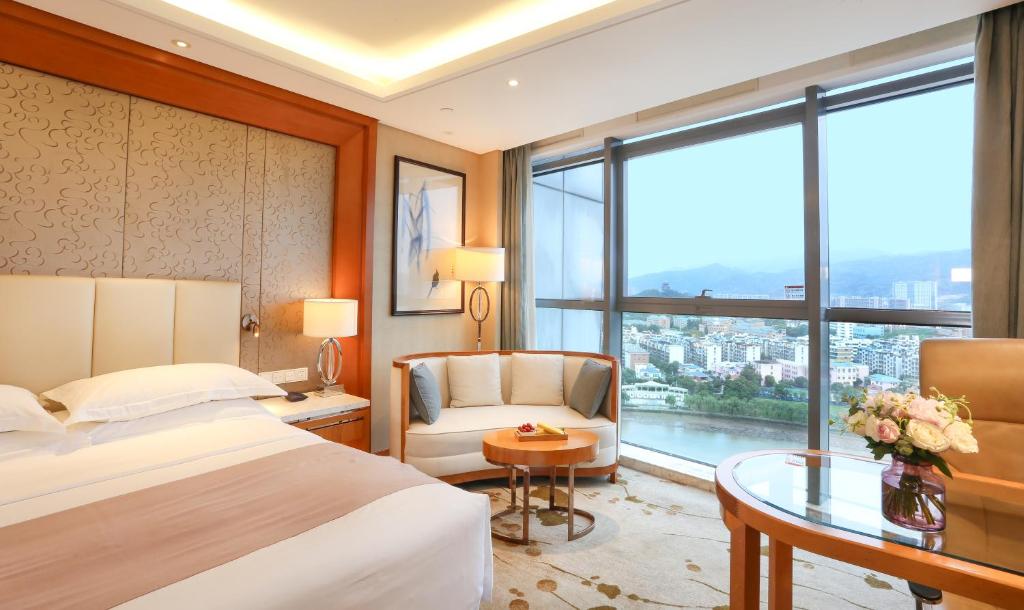 Двухместный (Business Queen Room with  River View) отеля Yiwu Shangcheng Hotel, Иу