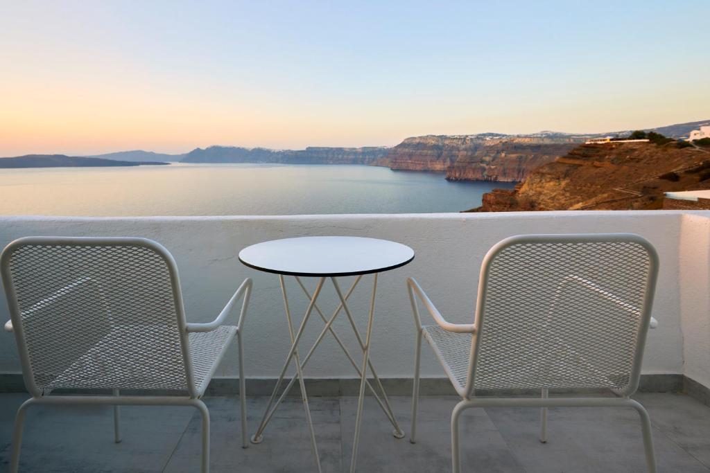 Двухместный (Улучшенный люкс с балконом и видом на море) отеля Santorini View, Акротирион