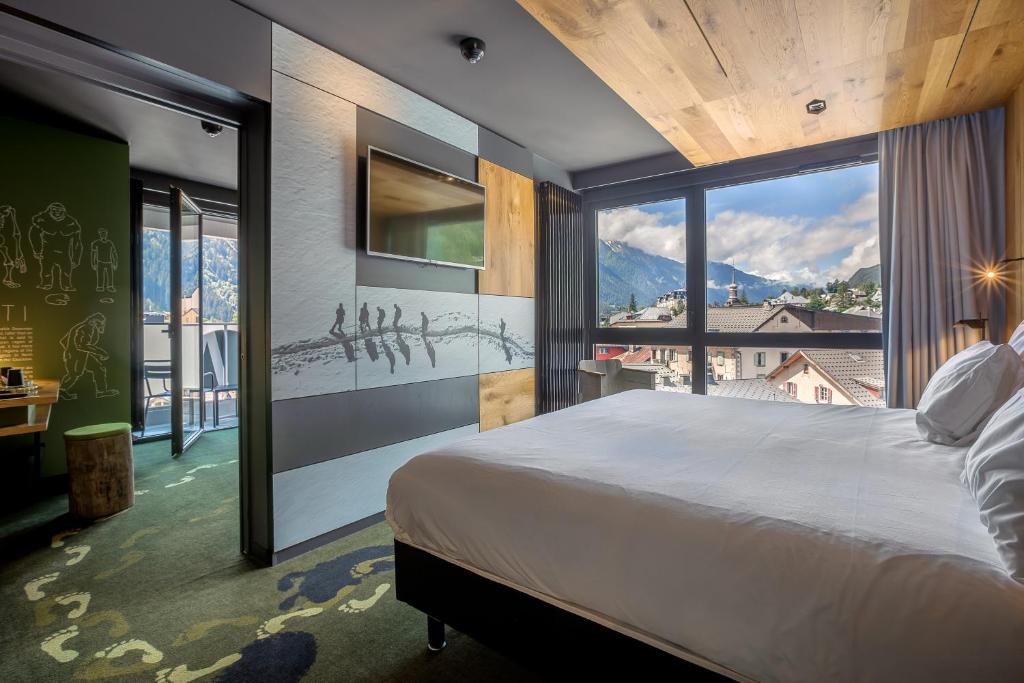 Сьюит (Люкс с балконом и видом на горный массив Монблан (для 4 взрослых)) отеля Alpina Eclectic Hotel, Шамони-Мон-Блан
