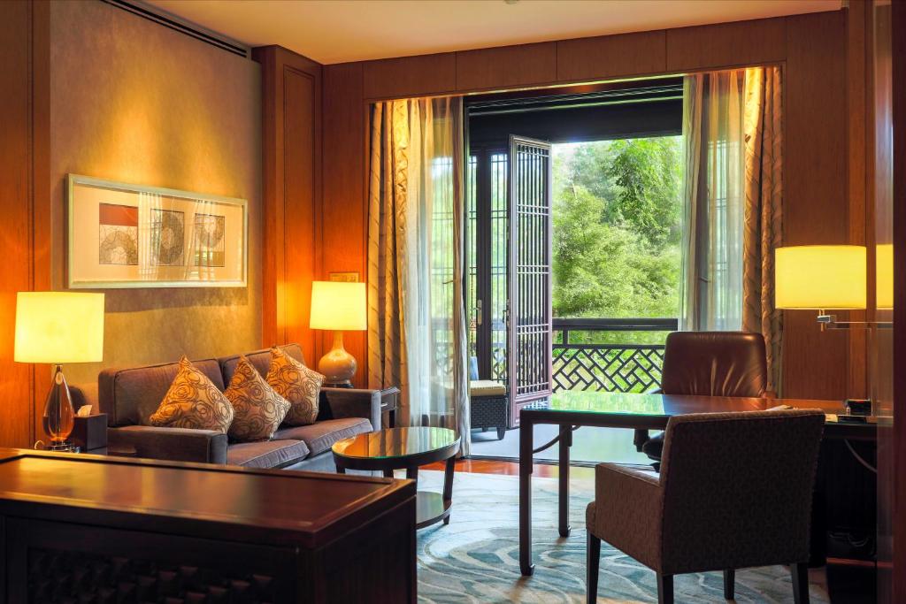 Двухместный (Номер «Премьер» с кроватью размера «king-size» и видом на сад) отеля Four Seasons Hotel Hangzhou at West Lake, Ханчжоу